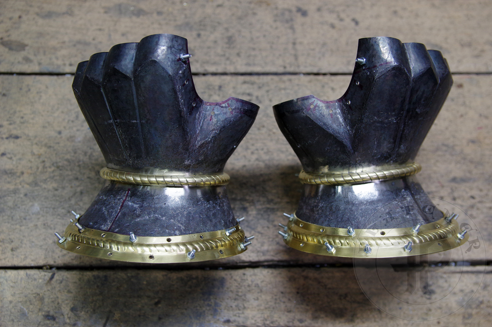 Hourglass gauntlets forged without welding from medium carbon steel, heat hardened and tempered up to 42 HRC. Fingers in articulated construction inspired by finds from Sweden. Brass decoration with roping motive./Rkawice klepsydrowe wykonane bez spawania ze stali redniowglowej, hartowane i odpusczane do 42 HRC. Palce w konstrukcji segmentowej wzorowane na znaleziskach ze Szwecji. Mosine dekoracje z motywem linowym.